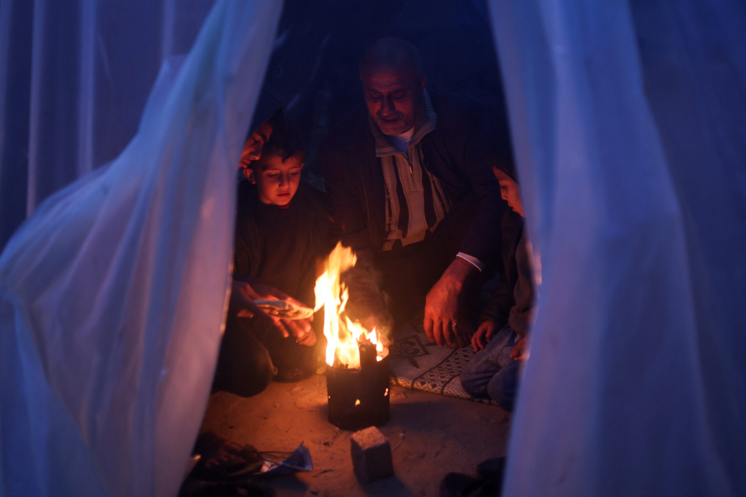 بين وعود دافوس وبؤس غزة: الفلسطينيون يحرقون القمامة للتدفئة في الشتاء القارس