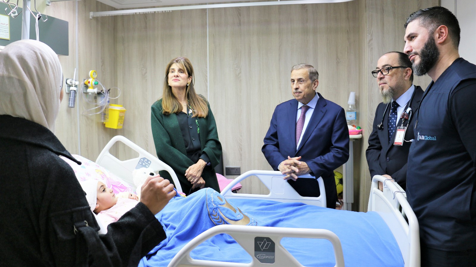 الأميرة دينا مرعد تزور المستشفى التخصصي للاطلاع على أوضاع أطفال غزة