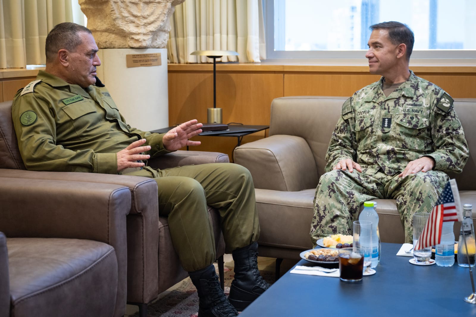 قائد سنتكوم يصل إسرائيل وسط تقديرات بضربة أمريكية محتملة ضد إيران