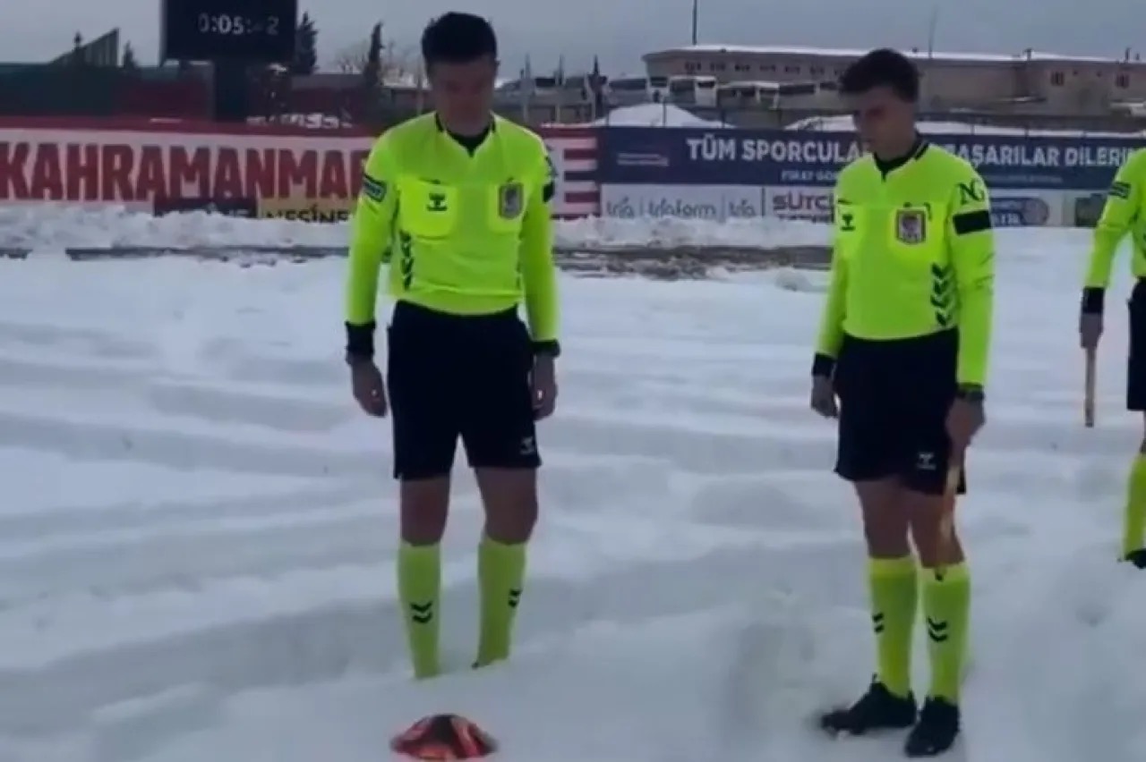 حكم يصر على تطبيق القانون وسط الثلوج في مباراة تركية بالدرجة الثانية