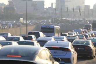 تباطؤ الحركة المرورية بين الدوار الرابع والخامس بسبب مركبتين معطلتين