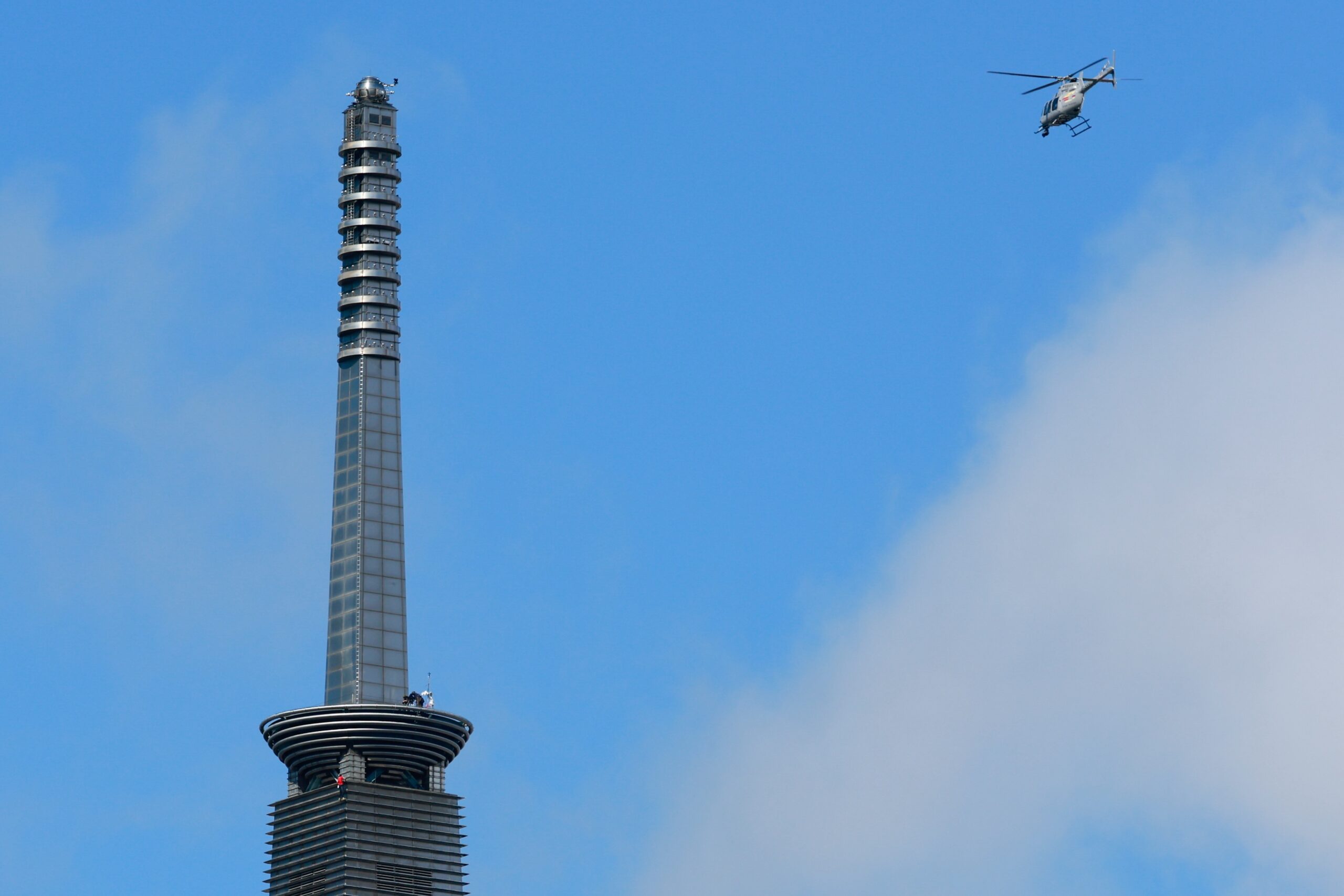 صورة حول : هونولد يتسلق برج تايبيه 101 في تايوان بلا حبال في حدث مباشر على نتفليكس هونولد يتسلق برج تايبيه 101 في تايوان بلا حبال في حدث مباشر على نتفليكس