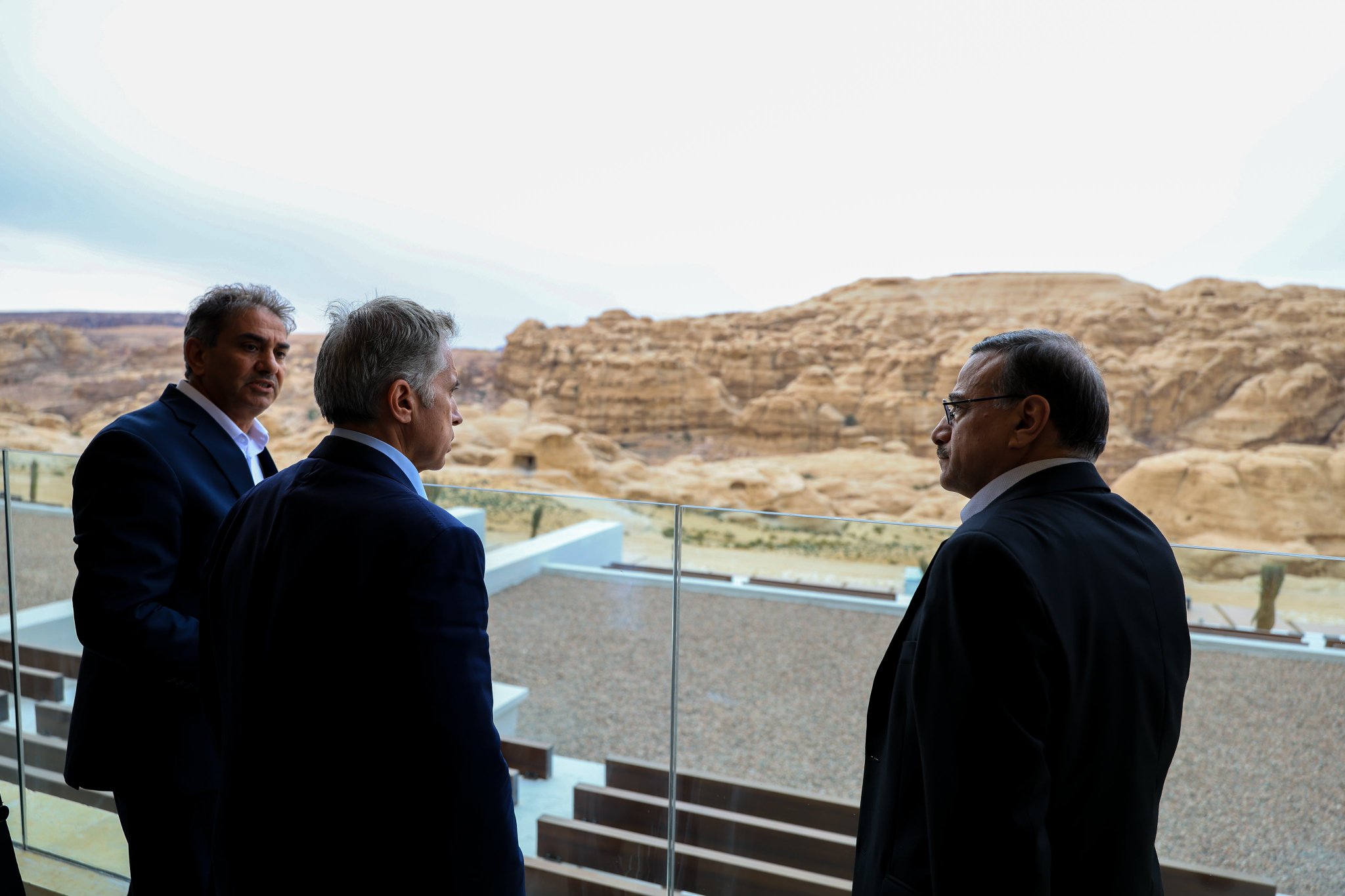 رئيس الوزراء يفتتح فندق كراون بلازا البترا بعد تحديثه