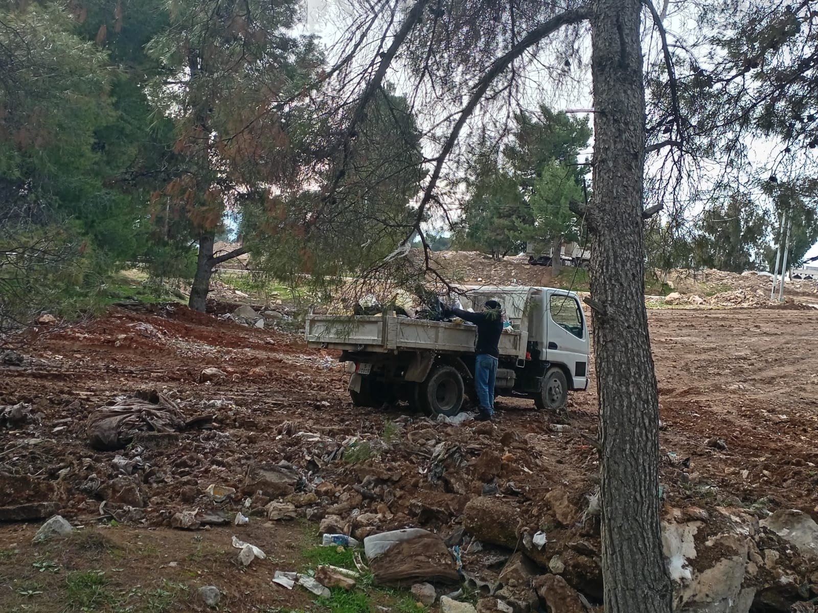 صورة حول : حملة نظافة شاملة في منطقة السبطة بجرش للحد من الإلقاء العشوائي للنفايات حملة نظافة شاملة في منطقة السبطة بجرش للحد من الإلقاء العشوائي للنفايات