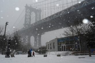 عاصفة شتوية تاريخية تجتاح الولايات المتحدة وتقطع الكهرباء عن نحو 850 ألف منزل