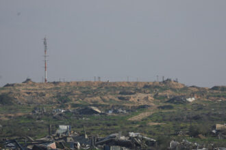 إسرائيل تخرق اتفاق وقف إطلاق النار في غزة وتوسع مناطق سيطرتها داخل القطاع