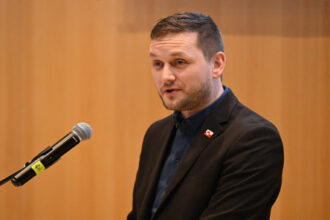 رئيس وزراء غرينلاند يرفض أي اتفاق بين ترامب والناتو حول الجزيرة