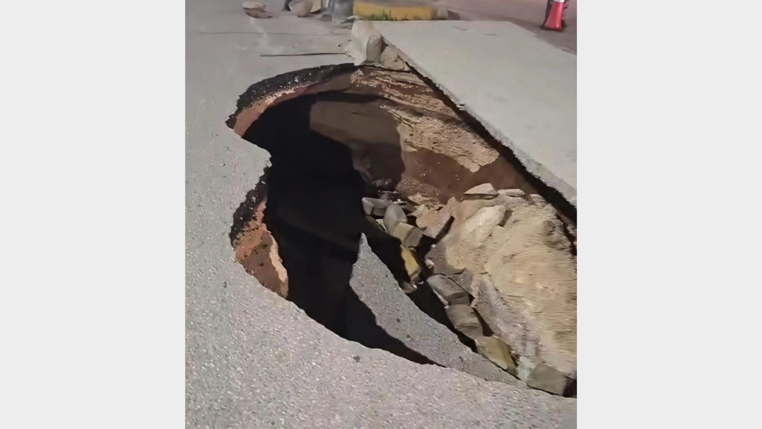 إربد: انهيار جزئي بشارع إسلام آباد بسبب تسرب الصرف الصحي