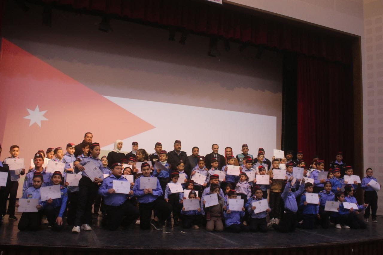 صورة حول : تخريج دورة «الشرطي الصغير» في الزرقاء لتعزيز الوعي الأمني لدى الأطفال تخريج دورة «الشرطي الصغير» في الزرقاء لتعزيز الوعي الأمني لدى الأطفال