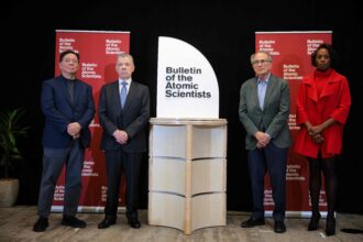 علماء الذرة: العالم على حافة الكارثة