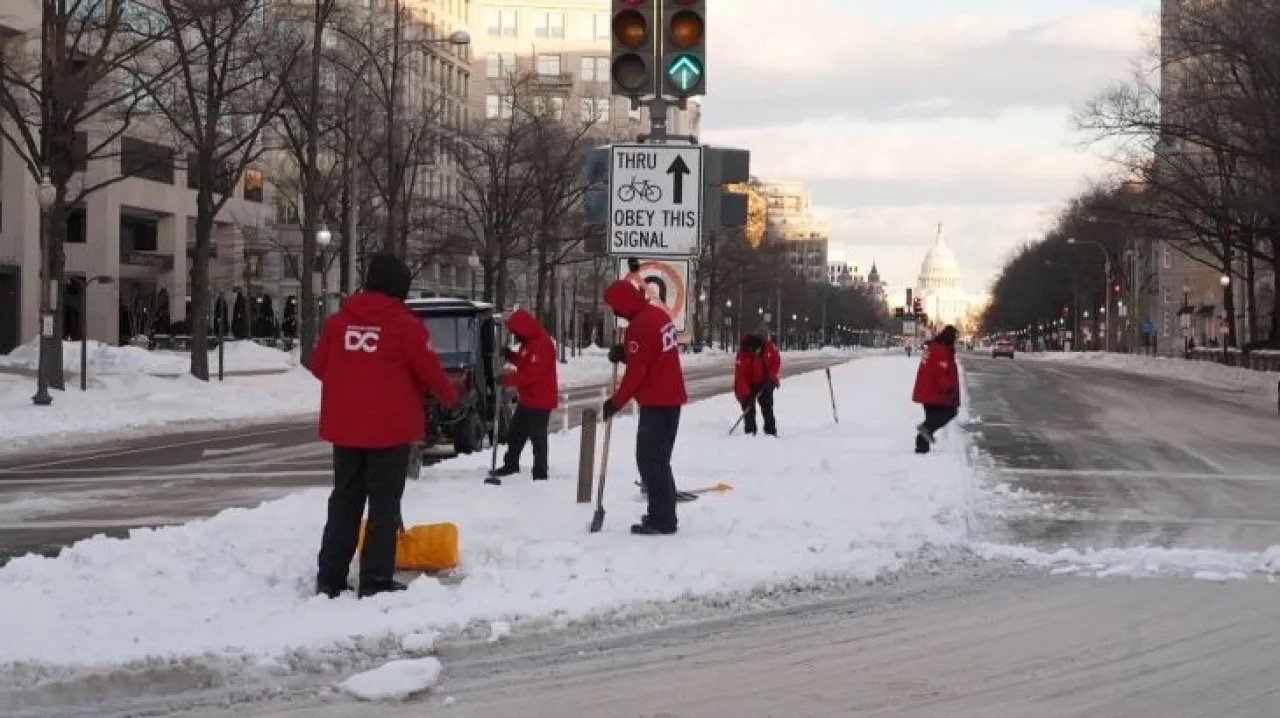 عاصفة "فيرن" تعصف بالولايات المتحدة: خسائر بشرية واضطرابات واسعة