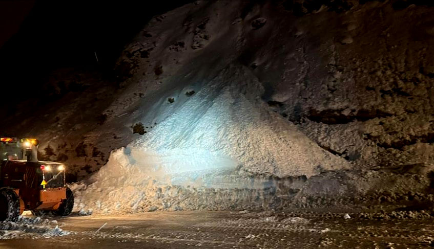 انهيار ثلجي يودي بحياة 9 أشخاص ويقطع الطرق في إقليم خيبر