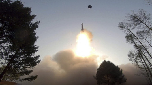 كوريا الشمالية تطلق صاروخاً جديداً باتجاه بحر اليابان