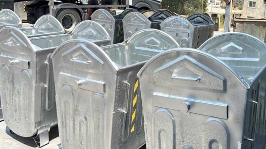 صورة حول : البيئة توزع 400 حاوية جديدة لدعم النظافة ومكافحة الإلقاء العشوائي البيئة توزع 400 حاوية جديدة لدعم النظافة ومكافحة الإلقاء العشوائي