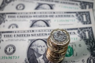 الدولار يتعرض لضغوط جديدة في مطلع 2026 وسط سياسات ترامب المثيرة للجدل