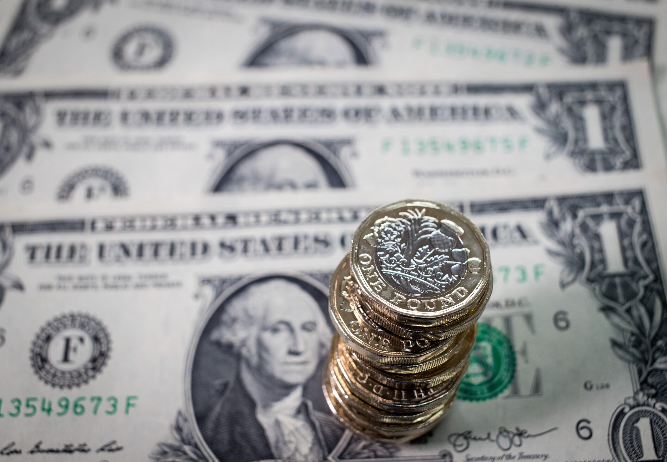 الدولار يتعرض لضغوط جديدة في مطلع 2026 وسط سياسات ترامب المثيرة للجدل