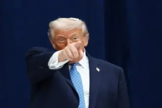 ترمب يهدد كندا برسوم جمركية 100% إذا أبرمت اتفاقًا تجاريًا مع الصين