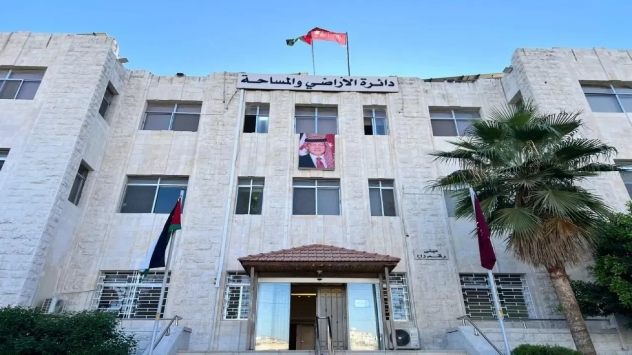 جدل حول نظام حجز المواعيد الإلكتروني في معاملات التنازل عن الملكية بدائرة الأراضي والمساحة