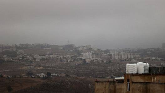 كتلة هوائية باردة تضرب المملكة الأربعاء وأمطار رعدية وتحذيرات من السيول والغبار