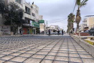 بلدية الرمثا تنفذ صيانة شاملة لمعالجة الهبوطات في شارع خط الشام