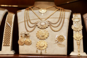 الذهب يقفز إلى أعلى مستوى قياسي في السوق المحلية