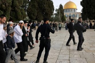 مستوطنون يقتحمون الأقصى ويشنون اعتداءات في الضفة الغربية بحماية الاحتلال