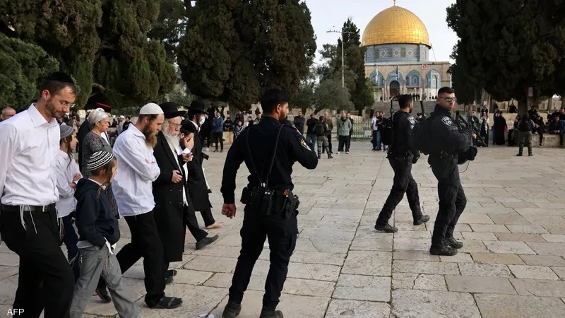 صورة حول : مستوطنون يقتحمون الأقصى ويشنون اعتداءات في الضفة الغربية بحماية الاحتلال مستوطنون يقتحمون الأقصى ويشنون اعتداءات في الضفة الغربية بحماية الاحتلال