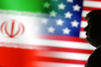 إيران تنفي اتصال وزير خارجيتها بالمبعوث الأميركي وسط تحركات بحرية للولايات المتحدة