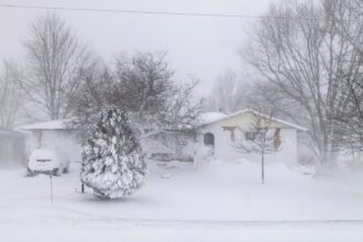 انقطاع التيار الكهربائي عن 600 ألف مشترك في 10 ولايات أميركية بسبب عاصفة ثلجية