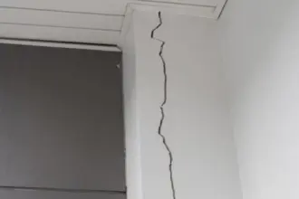 إخلاء 52 ساكنًا من عمارة آيلة للسقوط في تلاع العلي