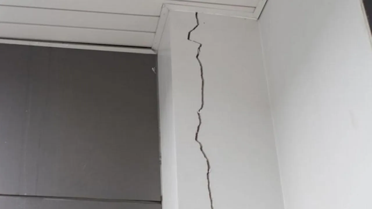 صورة حول : إخلاء 52 ساكنًا من عمارة آيلة للسقوط في تلاع العلي إخلاء 52 ساكنًا من عمارة آيلة للسقوط في تلاع العلي