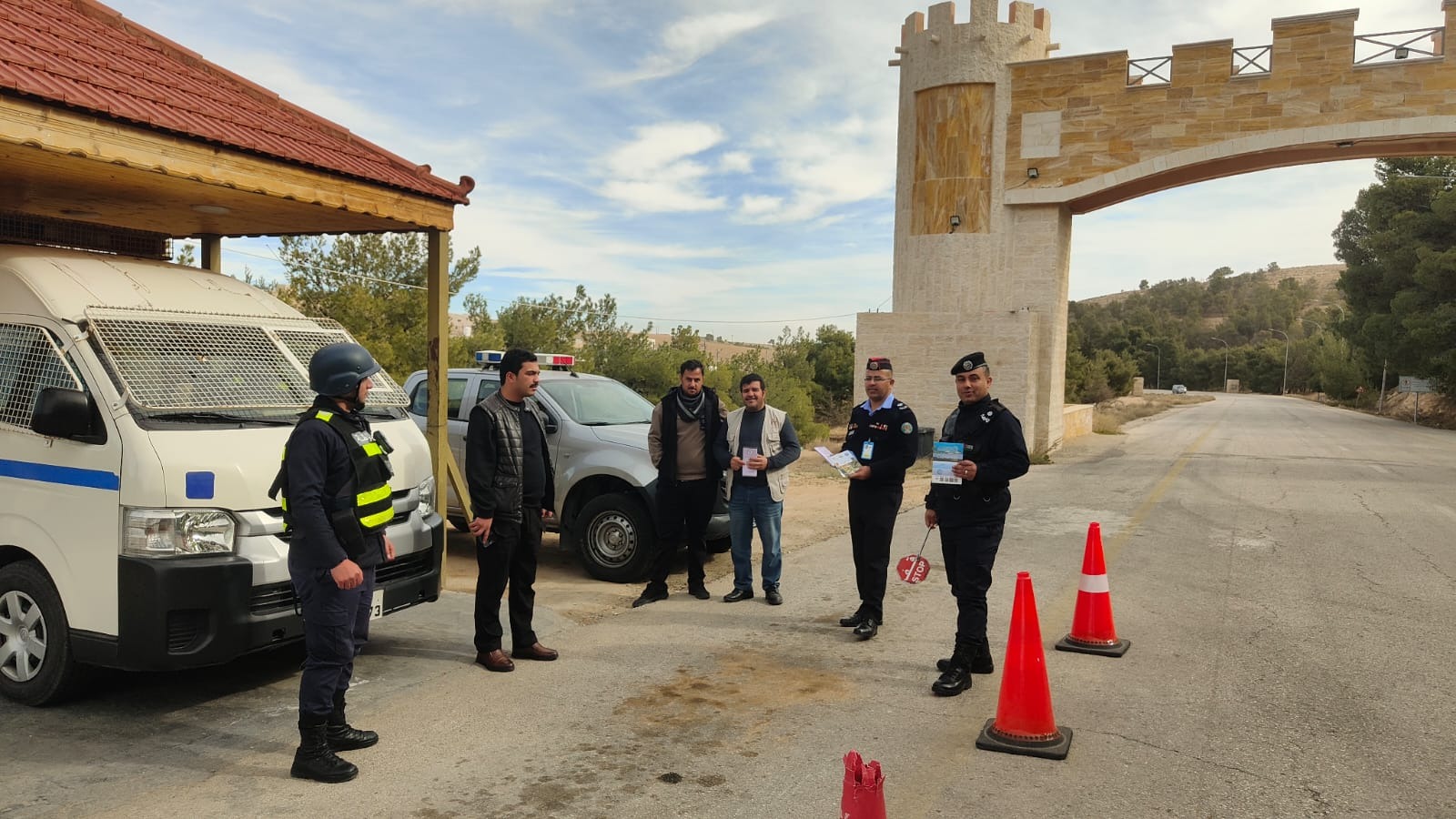 صورة حول : وزارة البيئة تنفذ حملة توعوية للحد من الإلقاء العشوائي للنفايات في بوابة الشوبك وزارة البيئة تنفذ حملة توعوية للحد من الإلقاء العشوائي للنفايات في بوابة الشوبك