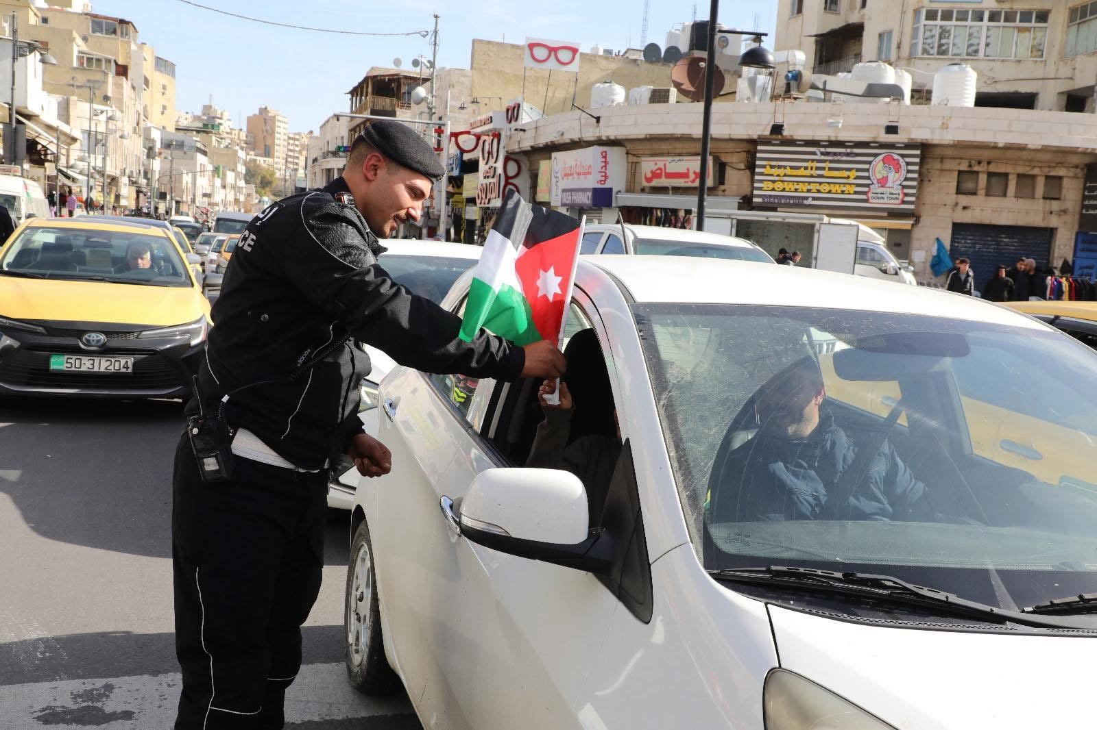 إدارة السير توزع الأعلام بمناسبة عيد ميلاد جلالة الملك