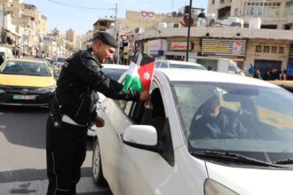 إدارة السير توزع الأعلام بمناسبة عيد ميلاد جلالة الملك