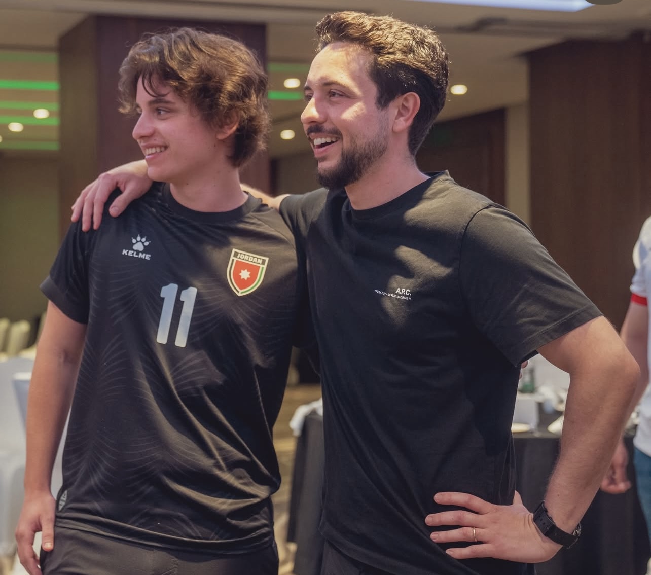 ولي العهد يهنئ الأمير هاشم بعيد ميلاده