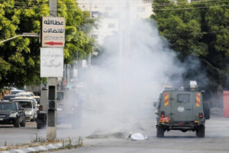 إصابة فلسطينيين بالاختناق جراء قنابل الغاز في اقتحامات شمال الخليل