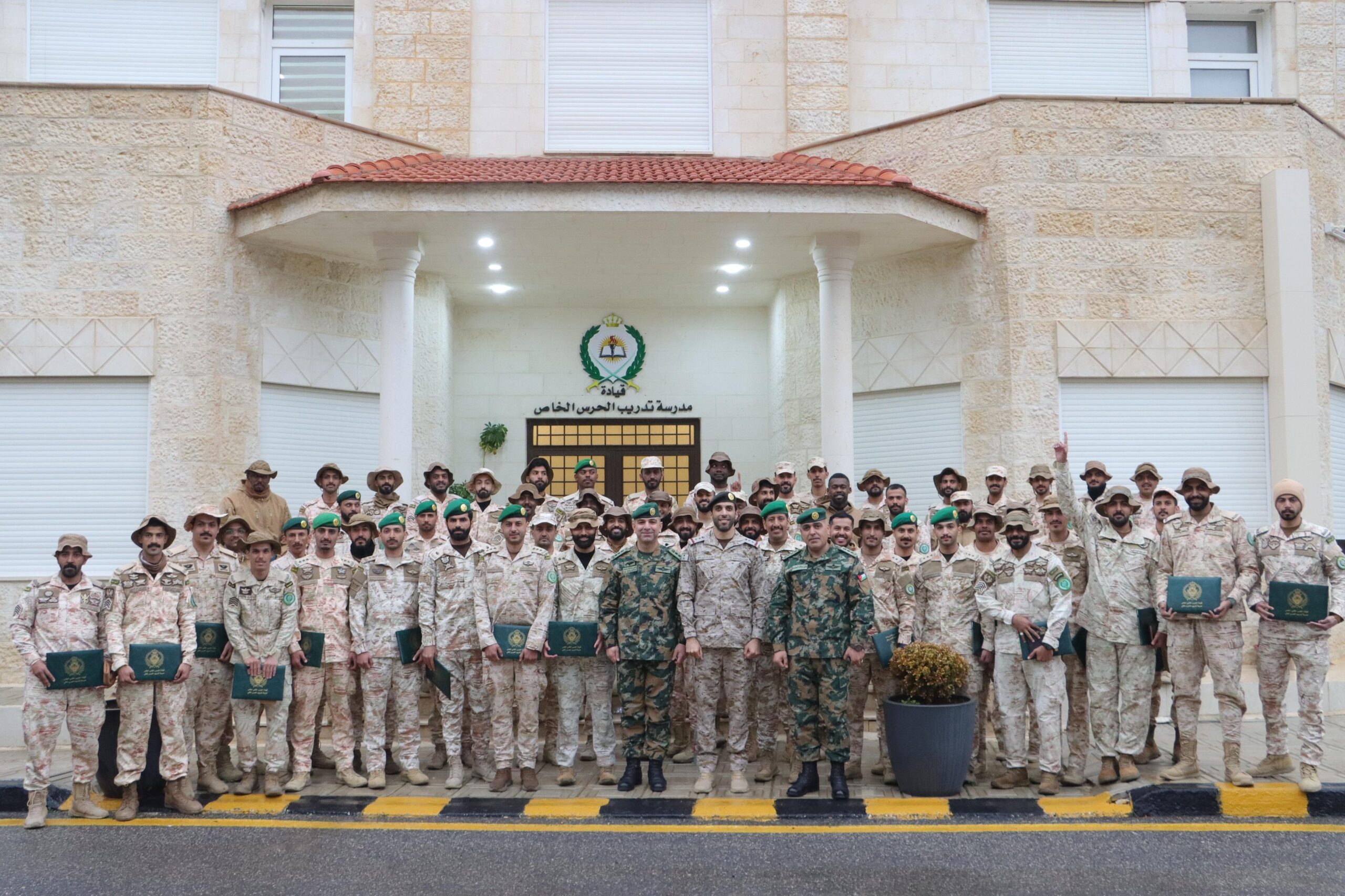 صورة حول : الحرس الملكي الخاص يحتفل بتخريج دورات تدريبية الحرس الملكي الخاص يحتفل بتخريج دورات تدريبية