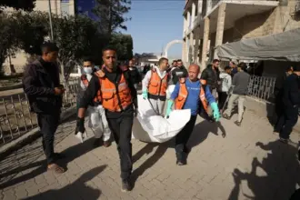 وصول جثامين 15 شهيدًا إلى مجمع الشفاء ضمن اتفاق وقف إطلاق النار