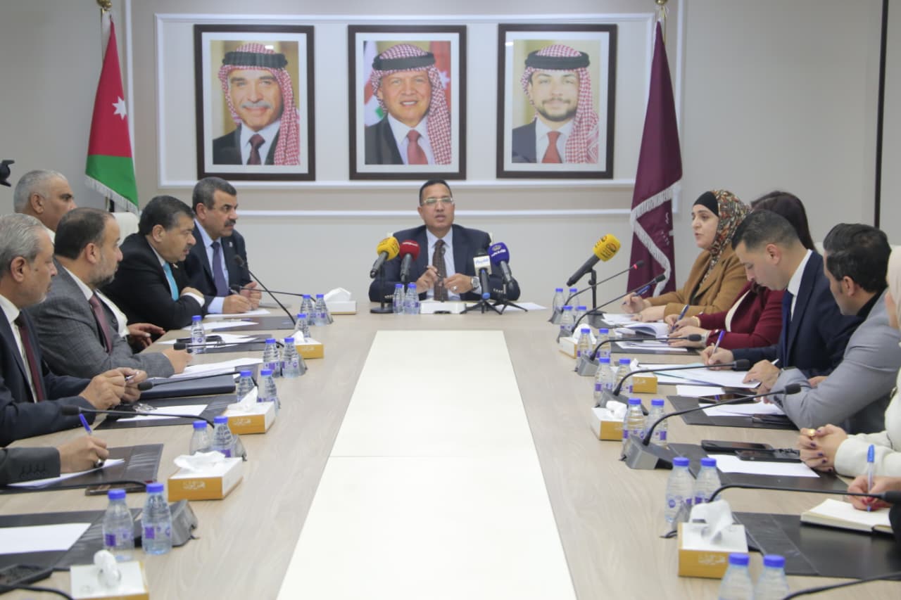 صورة حول : الإدارية النيابية تبحث شراء الخدمات بالغذاء والدواء الإدارية النيابية تبحث شراء الخدمات بالغذاء والدواء