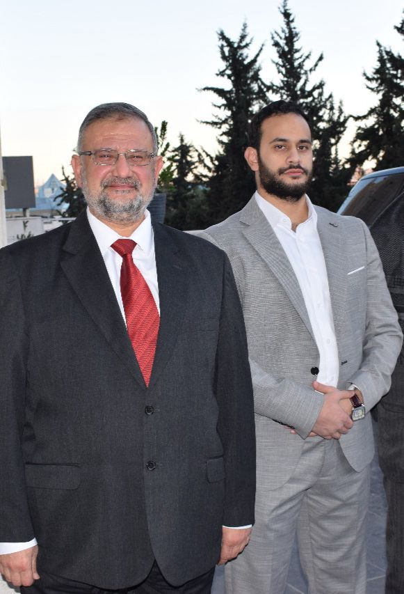 الأهل والأصدقاء هنئون هشام خريسات بتخرج نجله