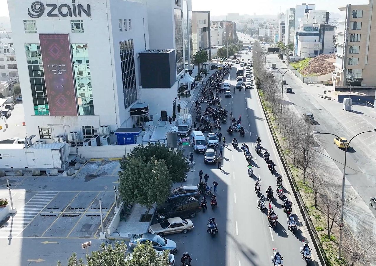 (بالفيديو) مسيرة ضخمة انطلقت من الشركة وجابت شوارع عمّان.. زين تحتفي بالعيد الرابع والستين لميلاد جلالة الملك