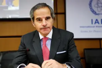 إيران تحذر غروسي من تبعات التهديدات الأمريكية النووية