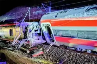 خروج قطار عن مساره يصطدم بآخر ويقضي على 39 شخصًا