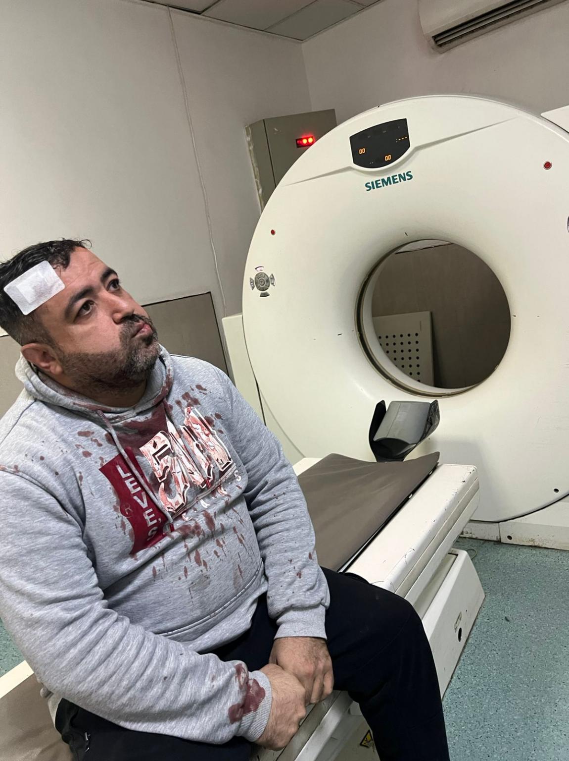 صحفي يتعرض لاعتداء عنيف مع أسرته في الزرقاء "فيديو"