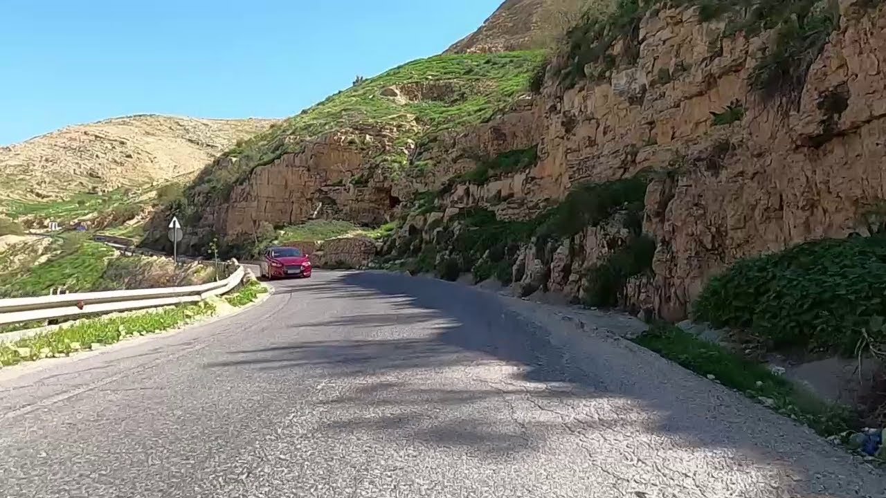 إغلاق مؤقت لطريق وادي شعيب بالأردن