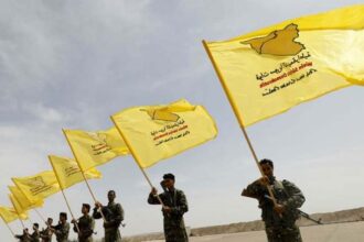 أهالي دير حافر يزيلون أعلام قسد من المدينة