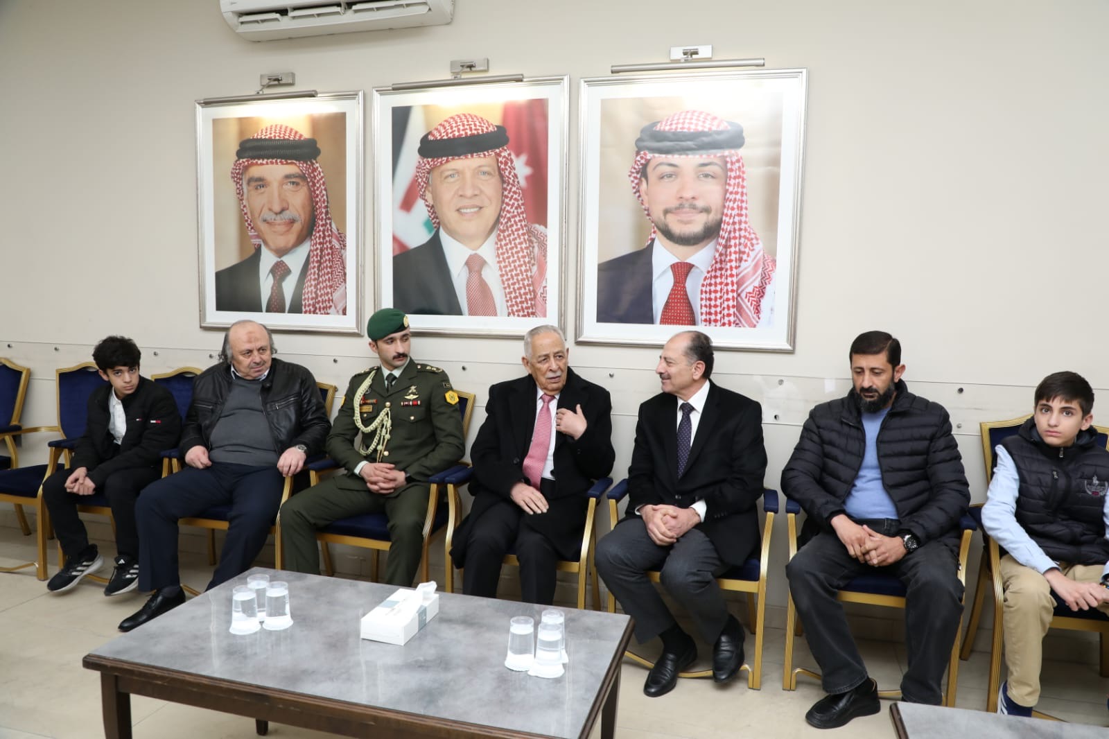 **مندوبا عن الملك وولي العهد… العيسوي يعزي عشيرتي الحويان وأبو الريش**