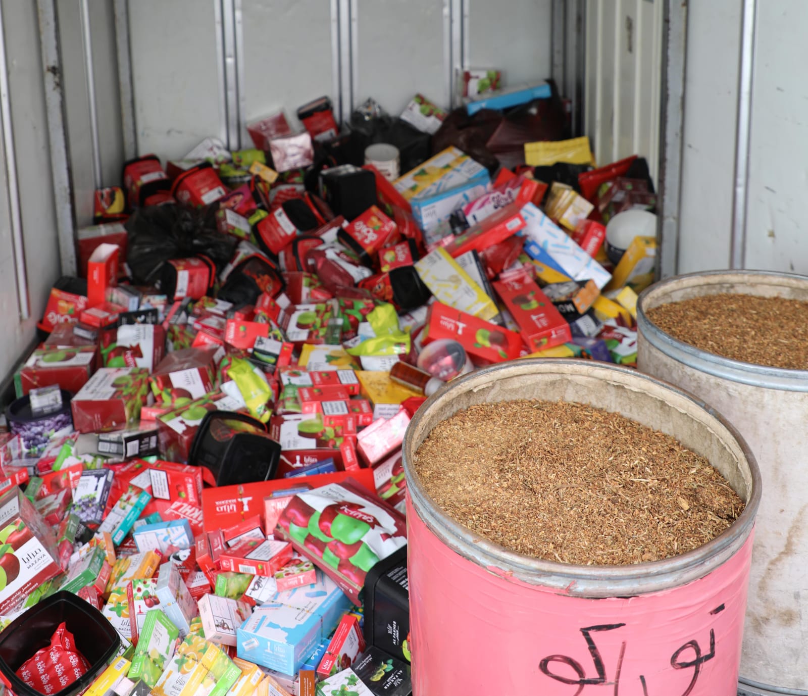 الجمارك الأردنية تضبط كميات كبيرة من المواد المهربه والمقلدة من الجوس والمعسل والدخان