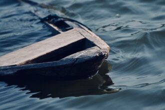 وفاة 15 مهاجرًا في بحر إيجة إثر اصطدام قارب بسفينة خفر السواحل اليوناني