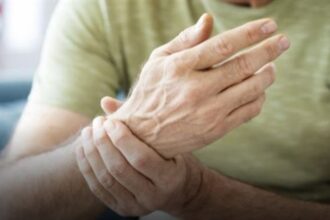 لماذا ترتجف عضلاتك فجأة؟